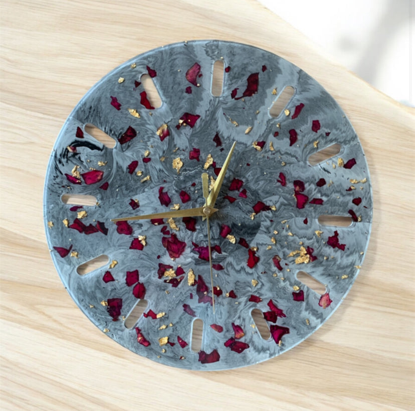 Horloge Jesmonite/Resine epoxy pétales de rose et Feuille d’or.